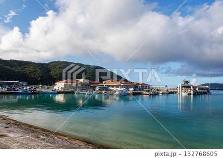 座間味港の風景。素敵なイラストが多数ある。座間味島座間味港 沖縄県島尻郡慶良間諸島-2025  132768605