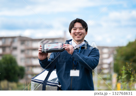 弁当の配達員 弁当の配達員 132768631