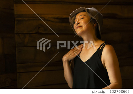 サウナを楽しむ女性 132768665