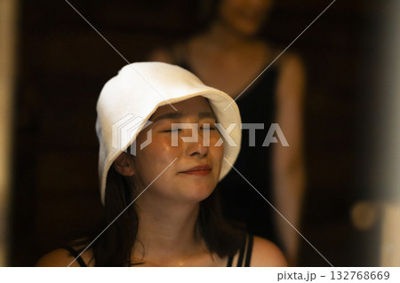 サウナを楽しむ女性 サウナを楽しむ女性 132768669