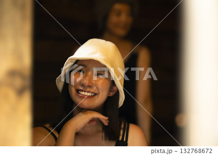 サウナを楽しむ女性 132768672