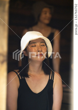 サウナを楽しむ女性 サウナを楽しむ女性 132768702