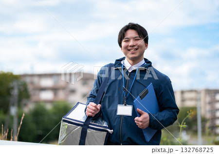 保冷バックを持ったビジネスマン 132768725