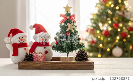 クリスマスツリーのある部屋・ミニチュアツリーとギフト、雪だるまのディスプレイ クリスマスツリーのある部屋・ミニチュアツリーとギフト、雪だるまのディスプレイ 132768871