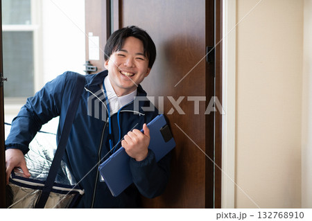 保冷バックを持ったビジネスマン 132768910