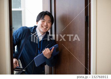 保冷バックを持ったビジネスマン 保冷バックを持ったビジネスマン 132768911