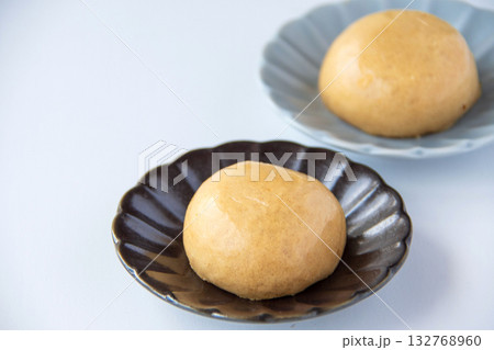 皿にのせた温泉まんじゅう 132768960