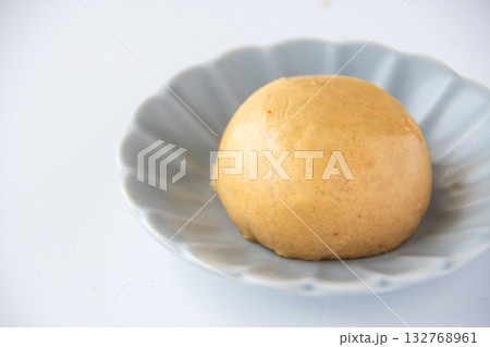 皿にのせた温泉まんじゅう 132768961