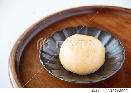 皿にのせた温泉まんじゅう 皿にのせた温泉まんじゅう 132768965