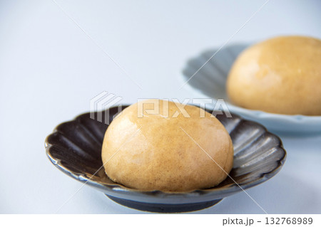 皿にのせた温泉饅頭 皿にのせた温泉饅頭 132768989