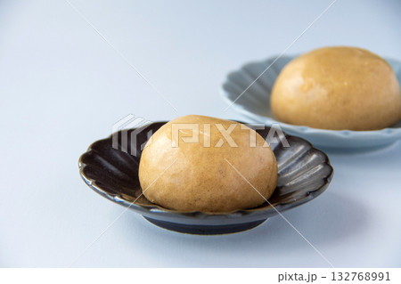 皿にのせた温泉饅頭 132768991
