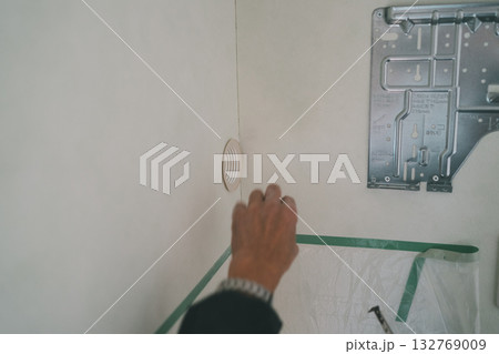 installation of an air conditioner installation of an air conditioner 132769009