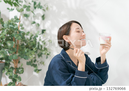 デザートを食べるパジャマの女性 デザートを食べるパジャマの女性 132769066