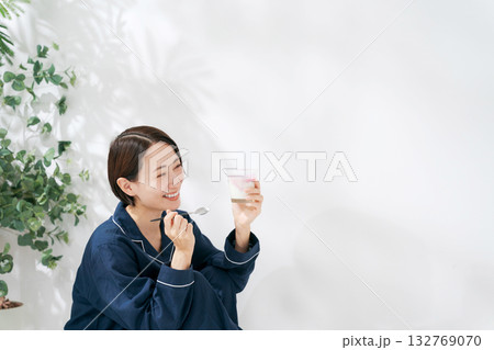 デザートを食べるパジャマの女性 デザートを食べるパジャマの女性 132769070
