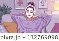 フェイスマスクでリラックスする女性 美容ケア 132769098