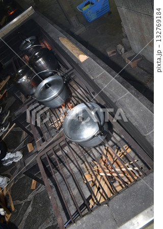 飯盒炊飯 鍋を火にかける 飯盒炊飯 鍋を火にかける 132769184