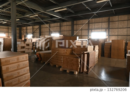在庫の積まれたら倉庫の風景 在庫の積まれたら倉庫の風景 132769206