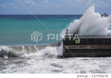 八丈島　底土港　荒波 132769236