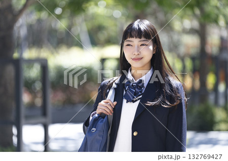 笑顔の女子高校生　 132769427