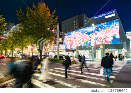 名古屋市・中区　栄　広小路通　広小路呉服町交差点  イルミネーション　マルエイガレリア  132769445
