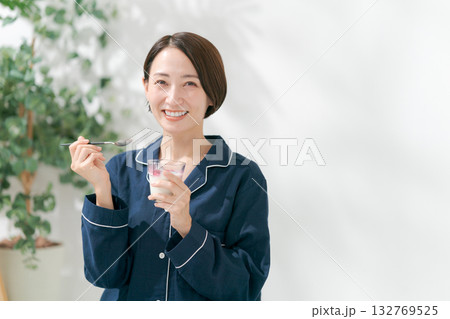 デザートを食べるパジャマの女性 132769525