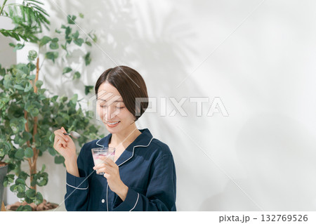 デザートを食べるパジャマの女性 132769526