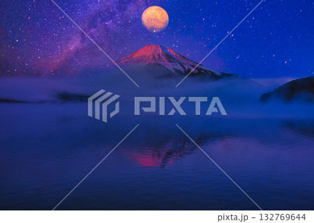 世界遺産・富士山の美しい夜景 132769644