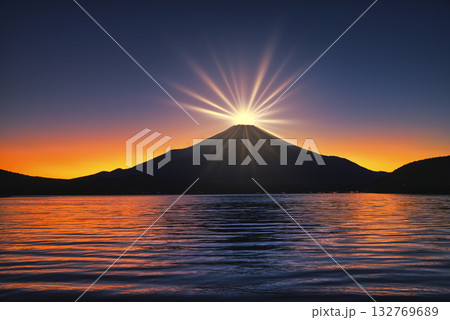 世界遺産・富士山の美しい日の出風景 132769689