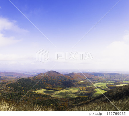 秋の狩勝峠展望台から見る紅葉した十勝平野の風景 秋の狩勝峠展望台から見る紅葉した十勝平野の風景 132769985