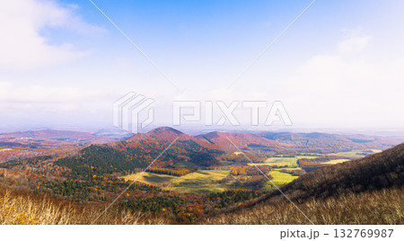 秋の狩勝峠展望台から見る紅葉した十勝平野の風景 秋の狩勝峠展望台から見る紅葉した十勝平野の風景 132769987