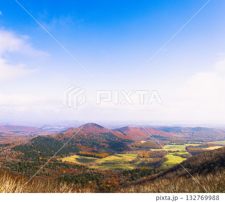 秋の狩勝峠展望台から見る紅葉した十勝平野の風景 132769988