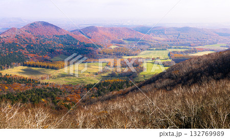 秋の狩勝峠展望台から見る紅葉した十勝平野の風景 秋の狩勝峠展望台から見る紅葉した十勝平野の風景 132769989