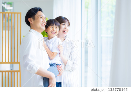 ファミリー 窓の外を見る家族 ファミリー 窓の外を見る家族 132770145