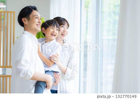 ファミリー 窓の外を見る家族 ファミリー 窓の外を見る家族 132770149