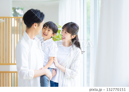 ファミリー　家族のポートレート 132770151