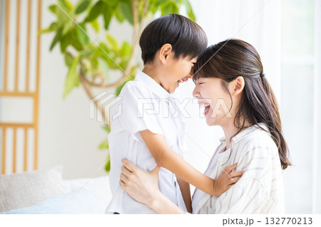 ファミリー　ママと男の子のポートレート 132770213