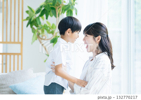 ファミリー　ママと男の子のポートレート 132770217