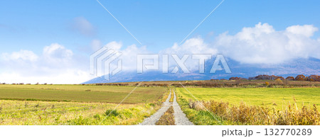 青空が広がる富良野市布礼別周辺の気持ちの良い秋の風景 132770289