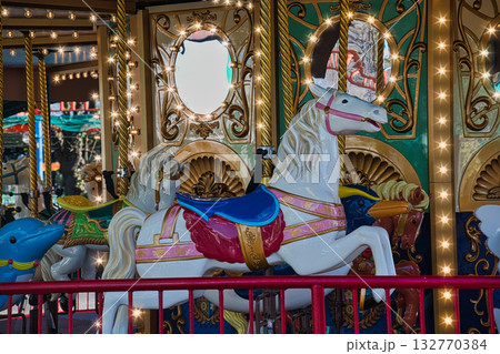 子どもたちに大人気のローカルな遊園地は、カラフルな乗り物がいっぱい 132770384