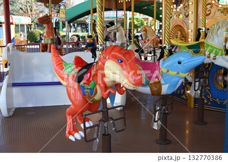 子どもたちに大人気のローカルな遊園地は、カラフルな乗り物がいっぱい 子どもたちに大人気のローカルな遊園地は、カラフルな乗り物がいっぱい 132770386