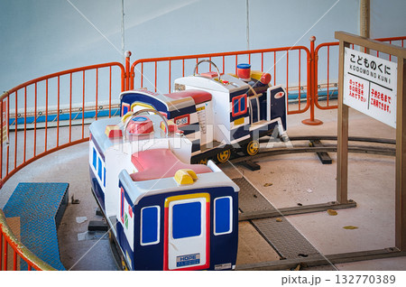 子どもたちに大人気のローカルな遊園地は、カラフルな乗り物がいっぱい 132770389