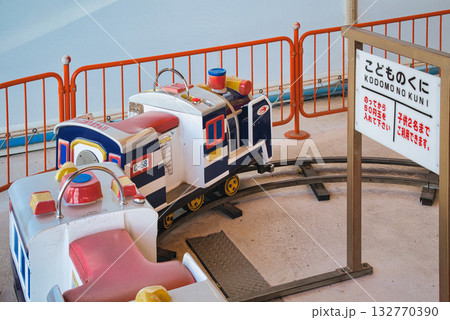 子どもたちに大人気のローカルな遊園地は、カラフルな乗り物がいっぱい 132770390