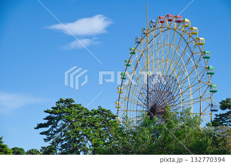 子どもたちに大人気のローカルな遊園地は、カラフルな乗り物がいっぱい 子どもたちに大人気のローカルな遊園地は、カラフルな乗り物がいっぱい 132770394
