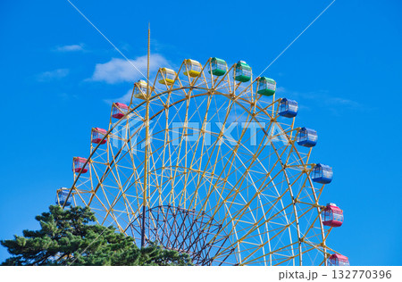 子どもたちに大人気のローカルな遊園地は、カラフルな乗り物がいっぱい 子どもたちに大人気のローカルな遊園地は、カラフルな乗り物がいっぱい 132770396