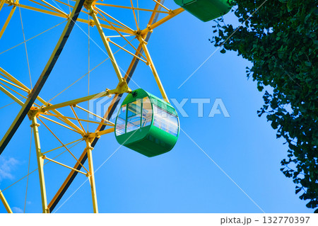 子どもたちに大人気のローカルな遊園地は、カラフルな乗り物がいっぱい 132770397