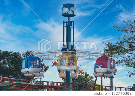 子どもたちに大人気のローカルな遊園地は、カラフルな乗り物がいっぱい 132770398