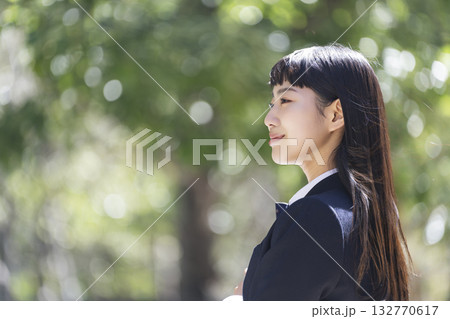 笑顔の女子高校生 横顔 笑顔の女子高校生 横顔 132770617