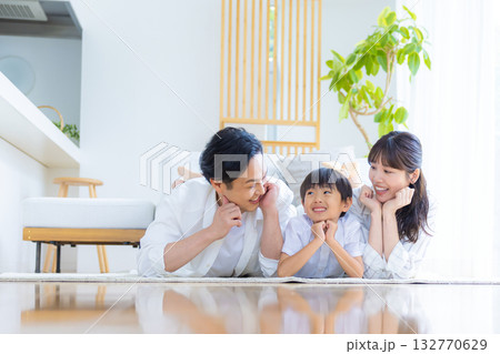 ファミリーイメージ　床に寝転ぶ家族 132770629