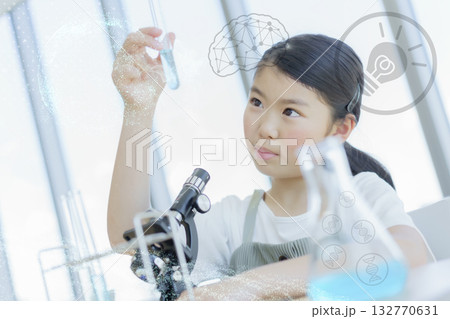 試験管の中をのぞく小学生の女の子 撮影協力:学校法人電波学園 東京電子専門学校 試験管の中をのぞく小学生の女の子 撮影協力:学校法人電波学園 東京電子専門学校 132770631