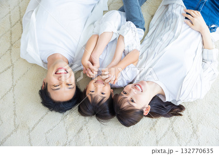 ファミリーイメージ　床に寝転ぶ家族 132770635